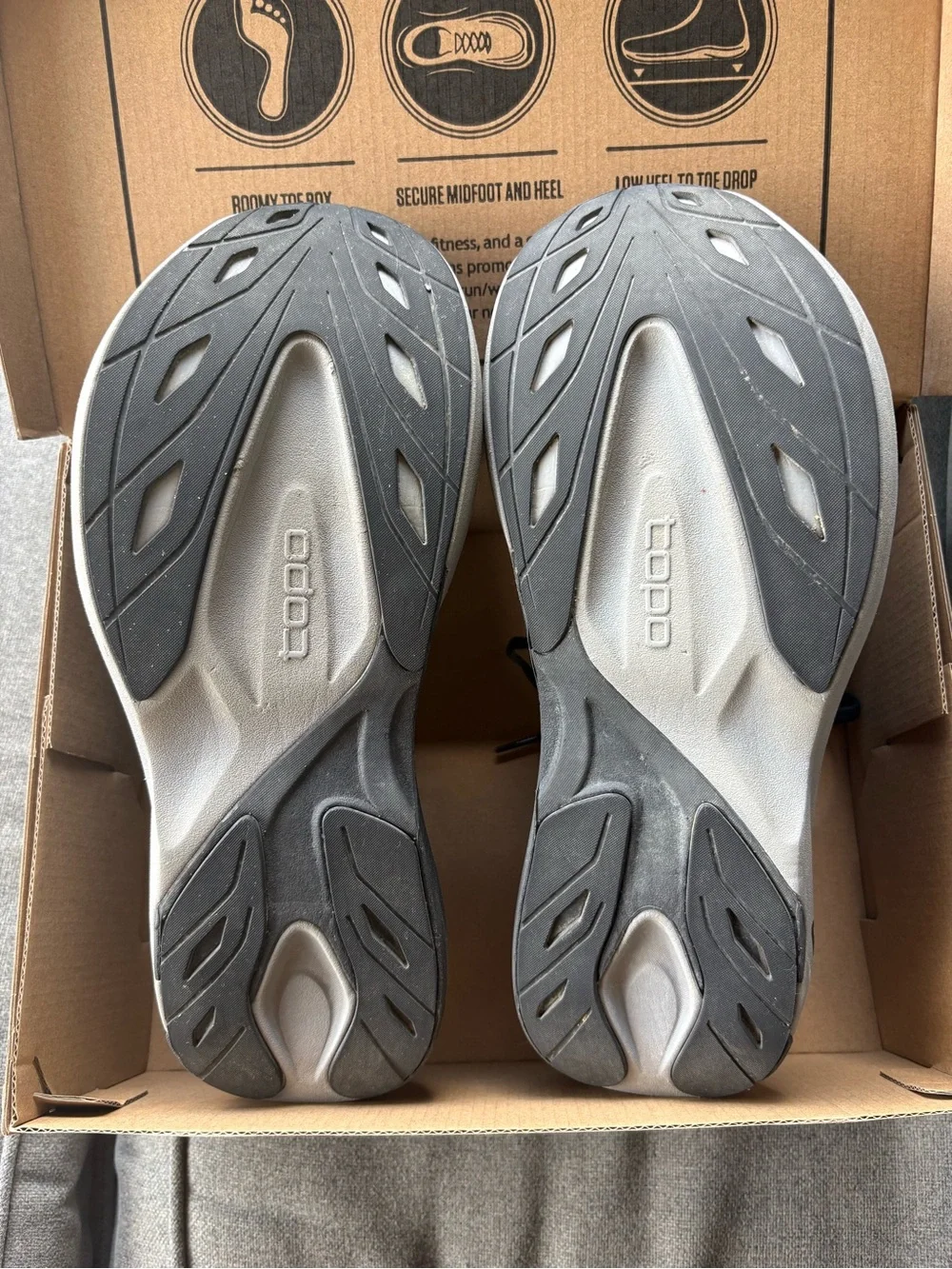 Topo Athletic Aura Running Shoes | Black/ Charcoal | Men’s 9.5 | Road Runner EUC